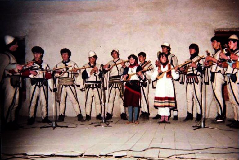 In einer Folklore-Gruppe, um 1990