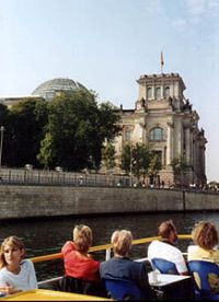 Dampferfahrt am Reichstag vorbei