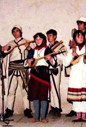 In einer Folklore-Gruppe, um 1990